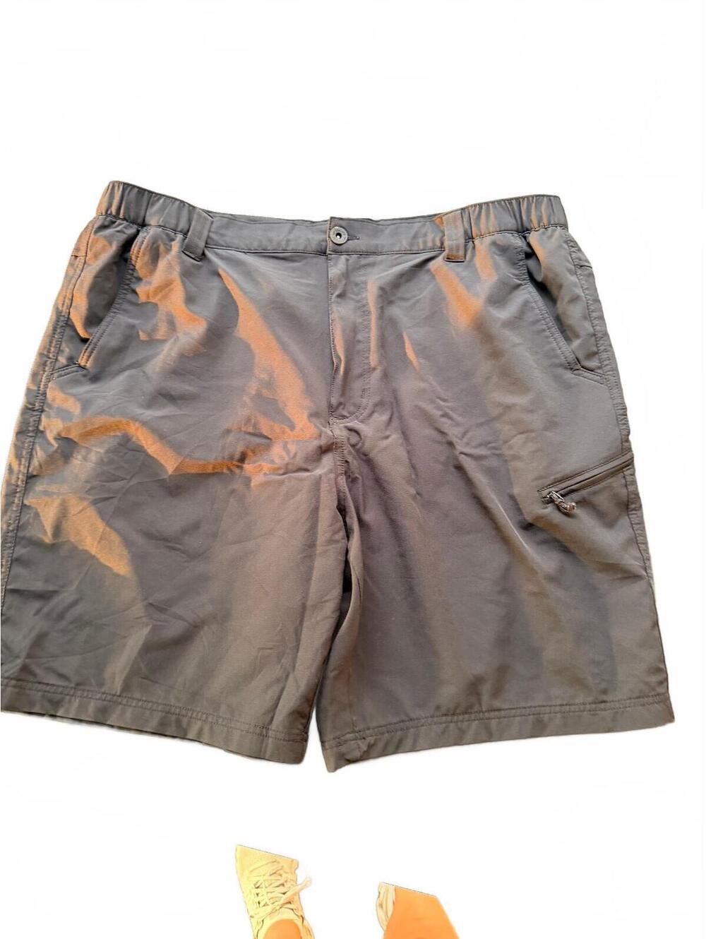 Weatherproof Vintage Men's Gray Cargo Shorts with Elastic Waist and Zippered Pkt